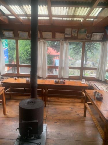 ChaunrikharkaBuddha Lodge的中间设有带燃木炉的客厅