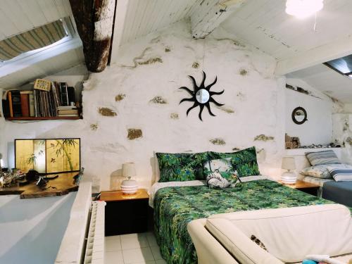 文蒂米利亚Romantic Casa Lorenzina Affittacamere的卧室配有一张挂着蜘蛛的床铺
