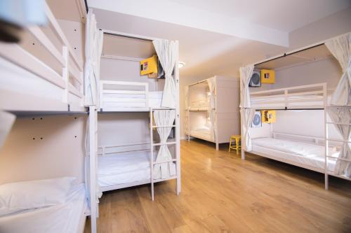 伦敦Wombat's City Hostel London的一间设有一张双层床的房间