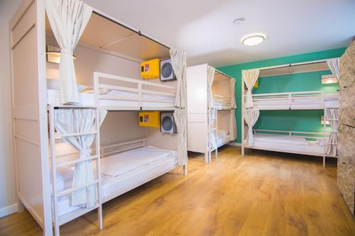 伦敦Wombat's City Hostel London的一间设有四张双层床的客房