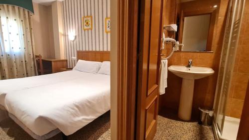 罗德里戈城教堂之门宾馆的酒店客房设有床和水槽