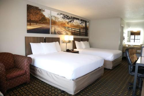 门罗门罗戴斯酒店的酒店客房,配有两张床和椅子