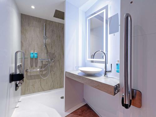 卢森堡卢森堡基希贝格诺富特酒店的一间带水槽和淋浴的浴室