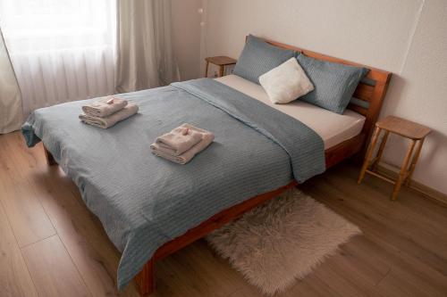 叶尔加瓦Heart of Mitau的一间卧室配有带毛巾的床