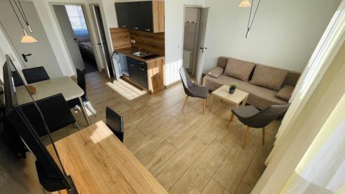 格拉尔-米里茨Ferienwohnung-Ostseestrand的客厅配有沙发和桌椅