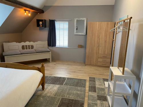 阿珀尔斯哈De Posthoorn的一间小卧室,配有床和窗户