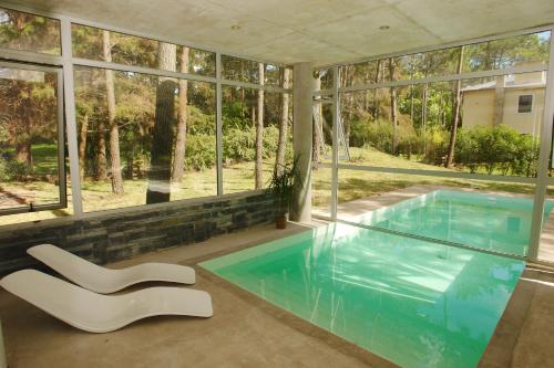 Casa Cedro内部或周边的泳池