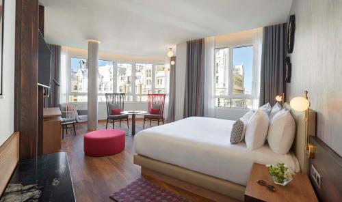 马德里马德里格兰大街中心凯悦酒店的酒店客房设有床和客厅。