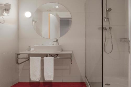 巴塞罗那老城酒店的一间带水槽和镜子的浴室