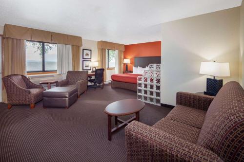 阿什兰AmericInn by Wyndham Ashland的酒店客房 - 带一间卧室和一张床