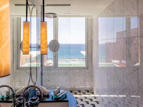 戛纳Mondrian Cannes的带淋浴的浴室,享有海景。