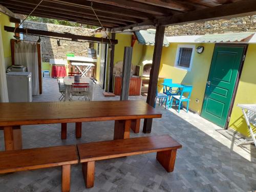 斯廷蒂诺BBrezza Marina的庭院设有2张木长椅和桌子