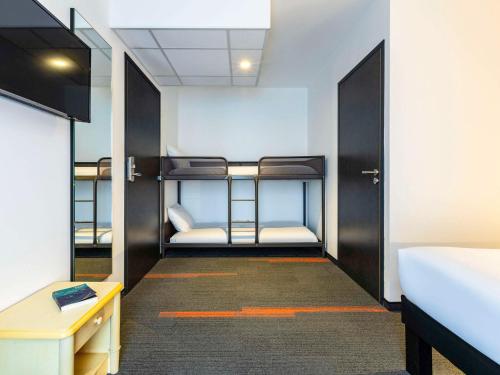 乌德蒙greet Hotel Nancy Sud的宿舍间设有双层床和走廊。