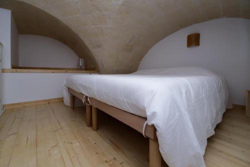 格罗塔列Casa Vacanze Ranieri的一间卧室配有一张带白色床单的大床