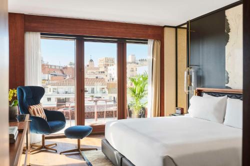 马德里Thompson Madrid, by Hyatt的酒店客房设有一张床和一个大窗户