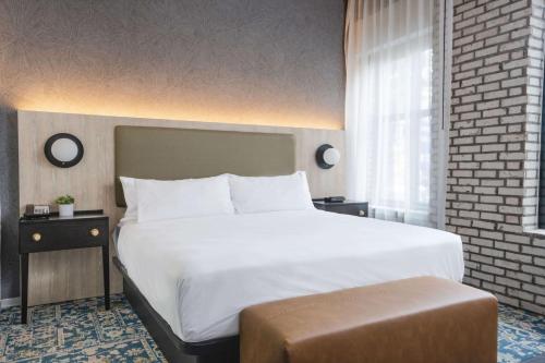 亚特兰大Origin Atlanta, a Wyndham Hotel的卧室设有一张白色大床和一扇窗户。