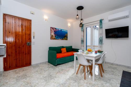 马奥莱Divina suite Cavaliere的客厅配有绿色沙发和桌子
