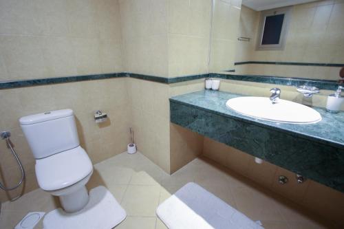 朱菲尔Aman Plaza的一间带卫生间和水槽的浴室