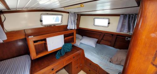 勒马兰Voilier CHENRESIK的小房间,船后设有一张床