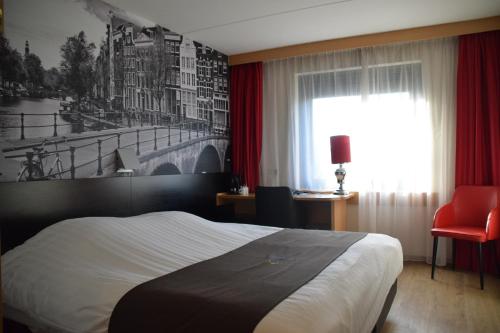 乌得勒支巴斯琛哥罗普酒店的酒店客房设有床和窗户。