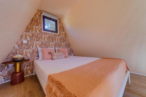 派瓦堡Cabana Oliveira的一间卧室设有一张床和一个窗口