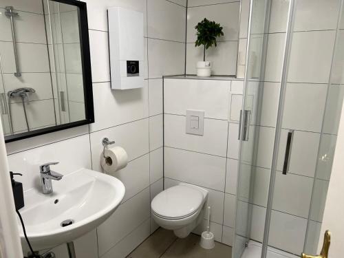 科隆Low Budget Apartment Cologne的白色的浴室设有卫生间和水槽。
