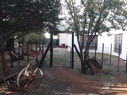 SpringfonteinSpringfontein Guesthouse的停在围栏旁边的一辆旧自行车