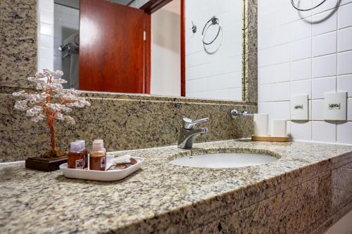巴西利亚Flat - Comfort Suítes - Localização e Conforto的浴室的柜台设有水槽和镜子