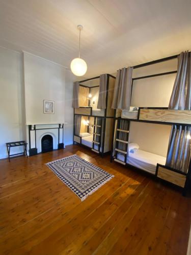 开普敦Villa Viva Cape Town的客房设有两张双层床和壁炉。