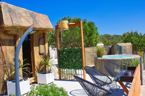 阿利坎特La perla de Tibi & sauna experience的一个带椅子和凉亭的庭院