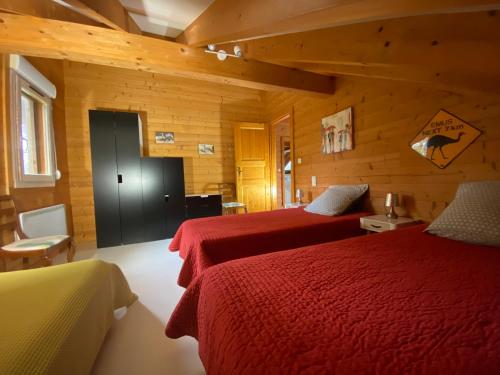 BaudementGîte Autre Ruche的小木屋内一间卧室,配有两张床