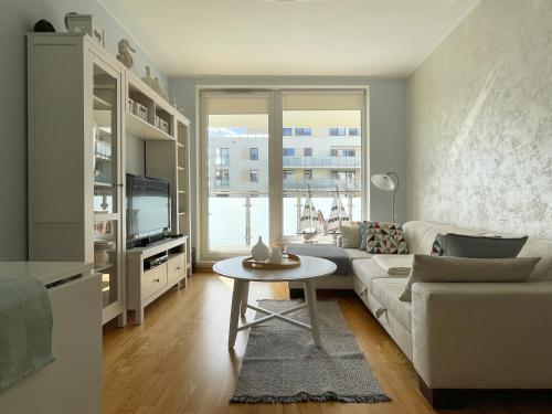 米兹多洛杰Apartment Platinum的客厅配有沙发和桌子