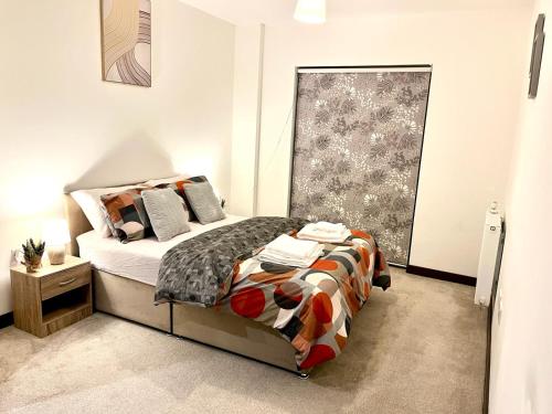 梅德斯通Captivating 2-Bed Apartment in Maidstone的一间卧室设有一张床和一个窗口