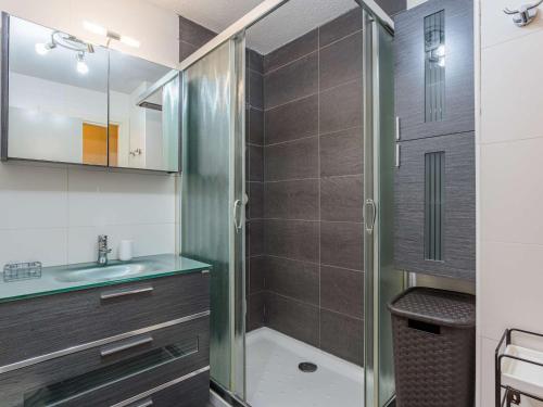 昂代Appartement Hendaye, 2 pièces, 6 personnes - FR-1-2-285的带淋浴和盥洗盆的浴室