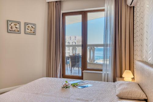 金沙Dreams in La Mer的一间卧室设有一张床和一个美景窗户。