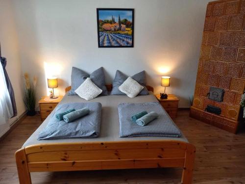 SopronkövesdVidám ház, a Zöld Szívü faluban Sopron mellett的一间卧室配有一张带枕头的木床