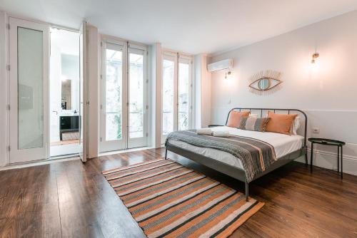 波尔图GuestReady - Bourse Maison的一间卧室配有一张床和地毯