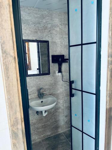 尚勒乌尔法Serce Konagi的一间带水槽和镜子的浴室
