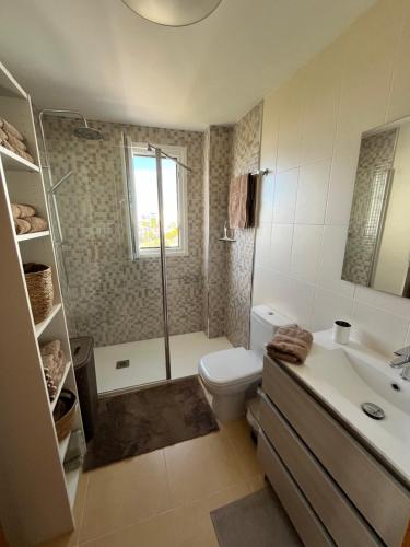 罗尔丹Las Terrazas De La Torre Golf的浴室配有卫生间、淋浴和盥洗盆。