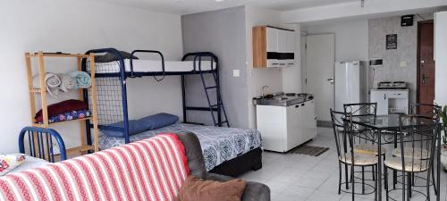 圣保罗Edifício Mirante do Vale的一间带双层床的客厅和一间厨房