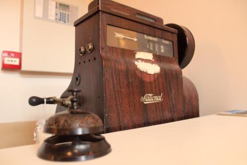 莱米尔't Lytse Knipke的旧式电话,坐在柜台上