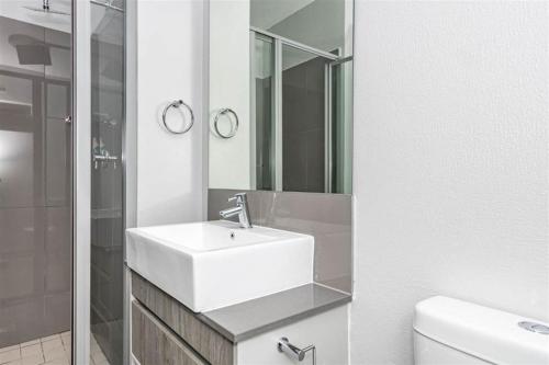 约翰内斯堡OAM The View Morningside的白色的浴室设有水槽和镜子