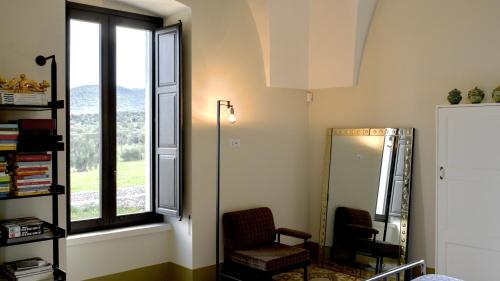 法萨诺Masseria Celeste的客厅配有椅子和窗户