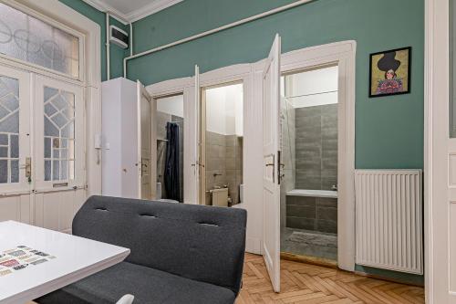 布达佩斯Downtown Rooms Wesselenyi的客厅配有椅子和淋浴