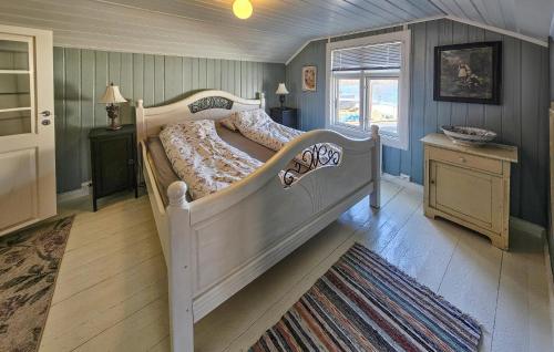 UlefossLovely Home In Ulefoss With House Sea View的一间卧室,卧室内配有一张大床