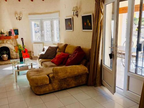 库姆布勒德尔索尔Belvilla by OYO Casa Alegria的带沙发和壁炉的客厅