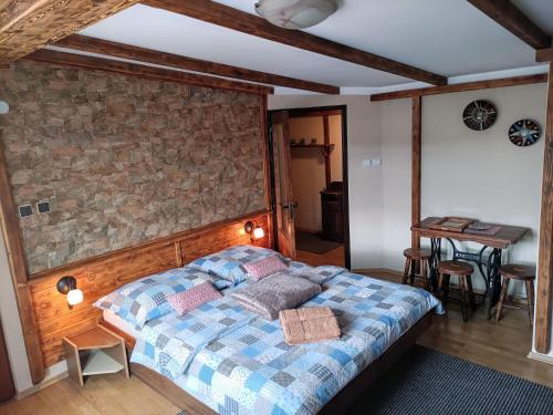 赫拉布斯耶罗天堂公寓的一间卧室设有一张床和石墙