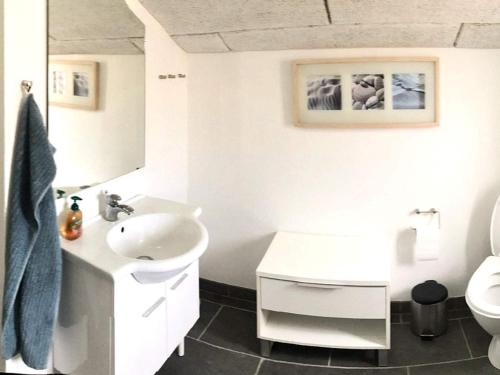 巴恩科普Holiday home Bagenkop VII的白色的浴室设有水槽和卫生间。
