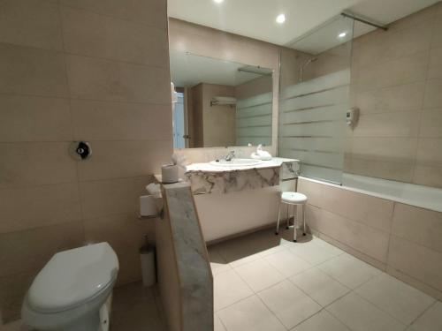 莫纳斯提尔Vincci Helya Beach的一间带卫生间、水槽和镜子的浴室