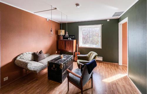 斯塔万格Amazing Apartment In Stavanger With Wifi的客厅配有沙发和两把椅子